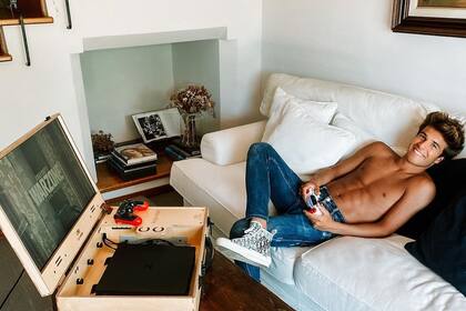 Riqui Puig con el tremendo regalo que le hicieron desde una marca de videojuegos