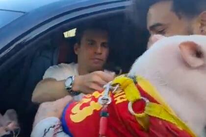 Un hincha del FC Barcelona se acercó a la puerta del centro de entrenamiento del FC Barcelona y le pidió un autógrafo a Ricki Puig