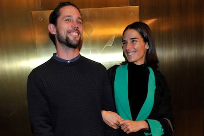 Risas, abrazos y una primera postal oficial: Juana Viale y Yago Lange posaron para los fotógrafos en un evento