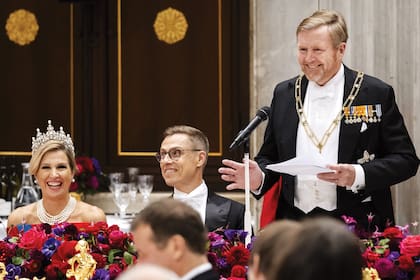 Risas en la mesa principal del Salón de Estado del Palacio Real, cuando Guillermo Alejandro invitó al presidente Stubb a jugar un partido de golf y le sugirió que le permitiera ganar