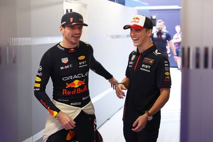 Risas entre Max Verstappen y Liam Lawson; el neozelandés será el reemplazante de Sergio Checo Pérez en Red Bull Racing en 2025