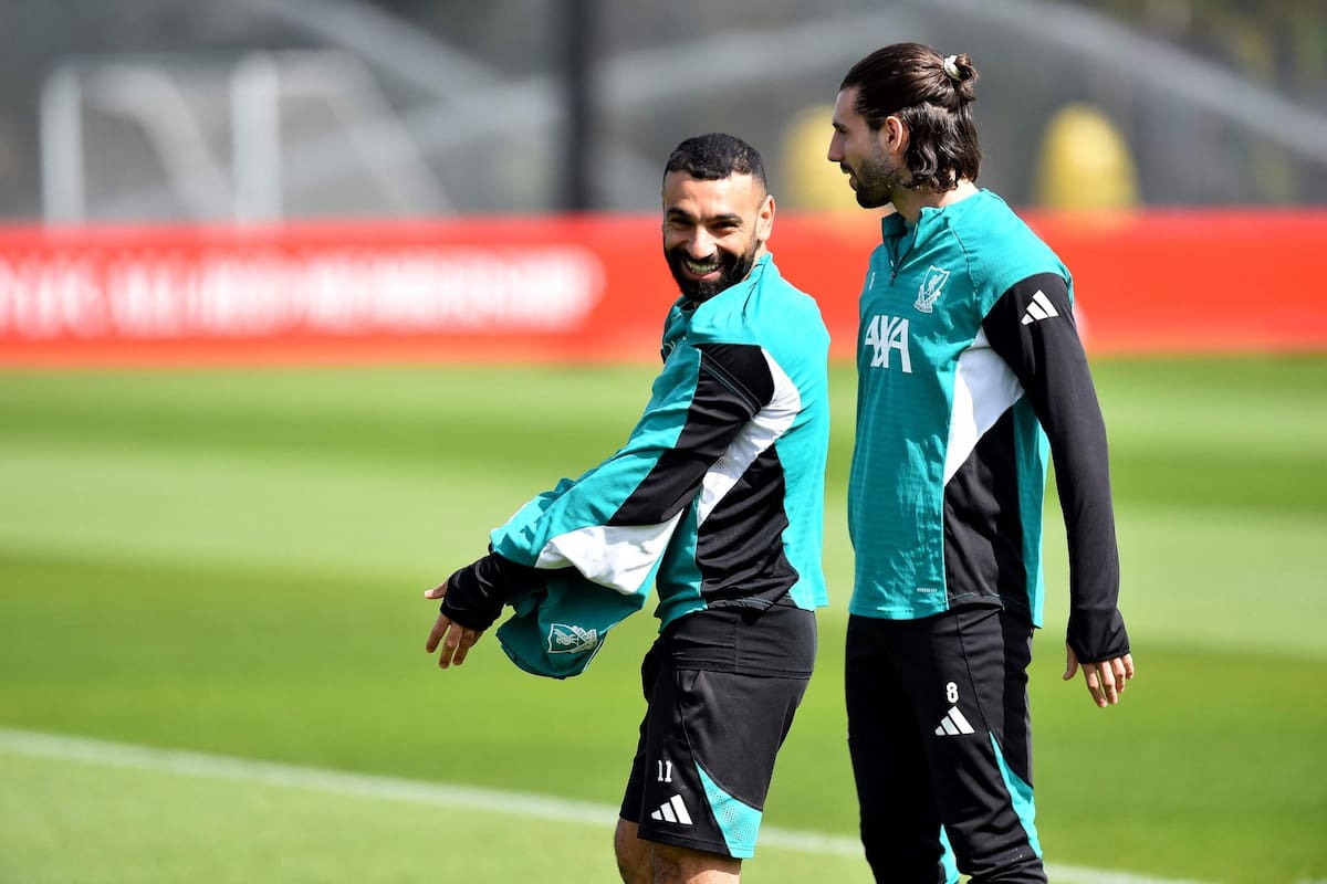 Risas entre Mohamed Salah y Dominik Szoboszlai, en la antesala de la "final" de Liverpool con PSG, por la Champions League