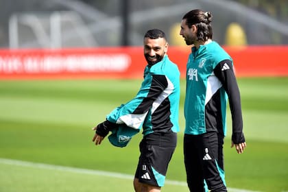 Risas entre Mohamed Salah y Dominik Szoboszlai, en la antesala de la "final" de Liverpool con PSG, por la Champions League