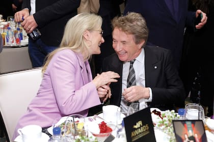 Risas y miradas en los AFI Awards 2025, en Beverly Hills, el mes pasado. Cuentan con el visto bueno de sus hijos y familiares: Streep estaba separada de Don Gummer, el escultor con quien estuvo casada cuarenta y cinco años y con quien tuvo cuatro hijos. Short tiene tres hijos y es viudo: Nancy Dolman, con la que estuvo casado treinta años, murió en 2010.