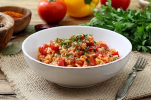 Risotto con tomate y salsa de albahaca y ajo