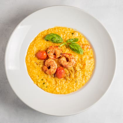 Risotto Gamberi: arroz carnaroli acompañado de langostinos desglasados con vino espumante.