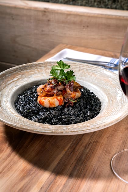 Risotto nero di sepia con langostinos, chipirones y tinta de calamar