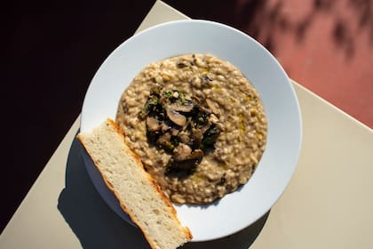 Risotto veggie de hongos y remolacha con crocante de parmesano en Ostende