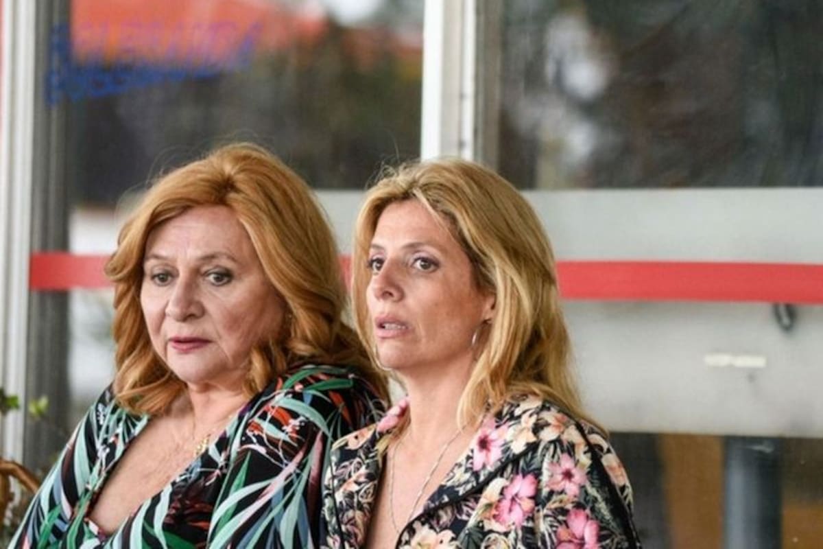 Rita Cortese y Valeria Lois, en una escena de Las siamesas