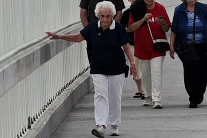 Rita Georgeff cumplió a los 102 años su deseo de caminar por el nuevo puente internacional entre Canadá y Estados Unidos