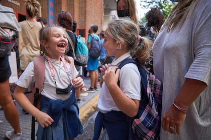 Rita Golbart, de 8,  y su amiga Bruna Seijo, de 7, ya comenzaron las clases el miércoles pasado