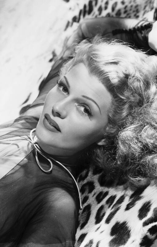 Rita Hayworth, una diva que ocultaba un pasado doloroso detrás de los personajes glamorosos que interpretaba