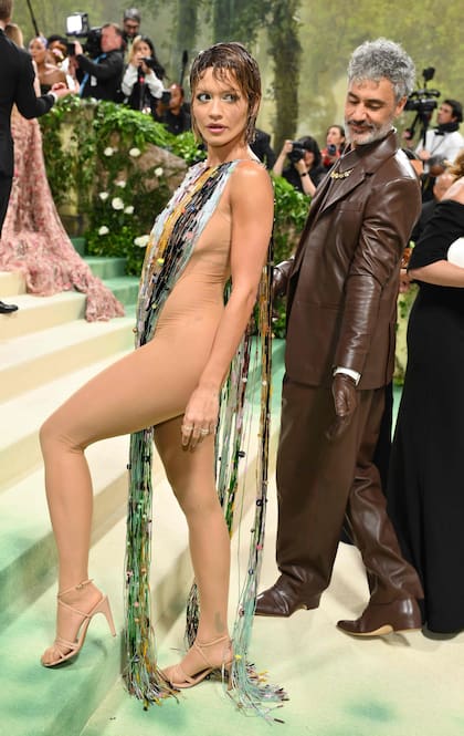 Rita Ora no tuvo problema para transitar las escaleras, aunque causó impacto por otros motivos con el look que decidió llevar al gran evento. La cantante fue una de las más criticadas a raíz del catsuit transparente que lució y que cubría con una especie de capa realizada con flecos largos y piedras ancestrales que se movían al ritmo de su andar y dejaban al descubierto gran parte de su existencia