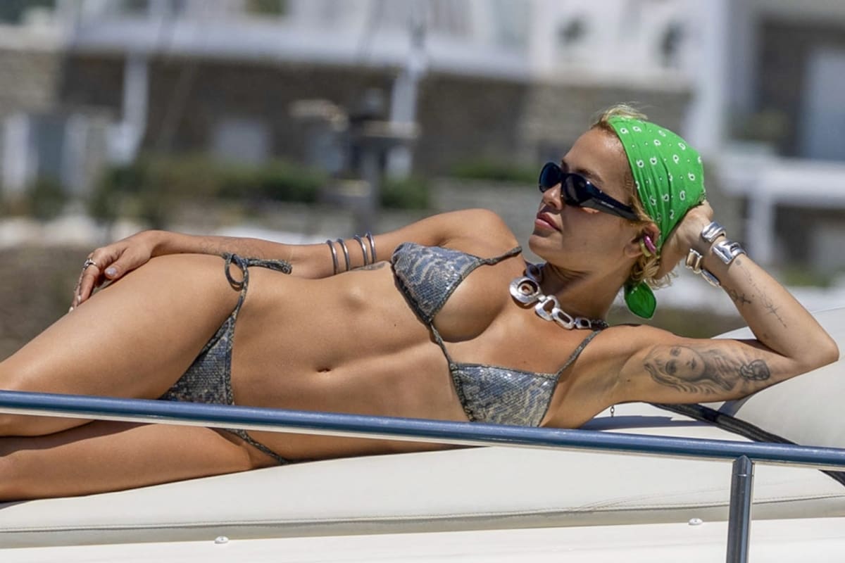 Rita Ora se tomó unos días en Grecia para divertirse y relajarse con amigos