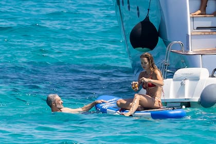 Rita Ora y su esposo, Taika Waititi, se divierten bajo el sol en Formentera. Enfundada en un bikini naranja que combinó con un pañuelo estampado en la cabeza, la cantante hizo un poco de deporte en una tabla de remo