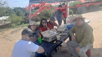 Rita Romero, de anteojos oscuros y camiseta roja, comparte un almuerzo con Emerenciano Sena y Marcela Acuña, el día después de la desaparición de Cecilia Strzyzowski; ella había estado con César Sena el día anterior y se sorprendió por las heridas que le vio