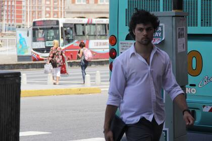 Ritmo de trabajo habitual, en camisa, mientras los veraneantes disfrutan de la playa