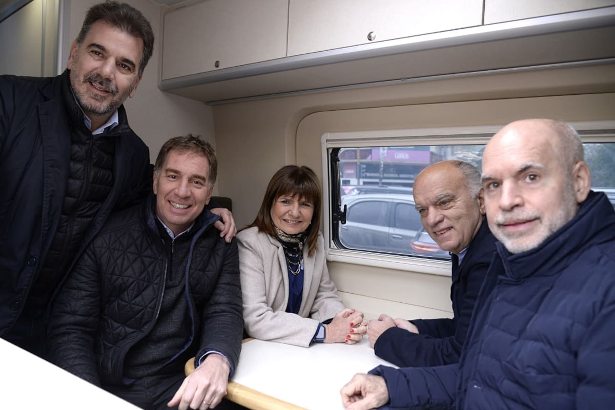 Ritondo, Santilli, Bullrich, Grindetti y Larreta, en el motorhome de la candidata