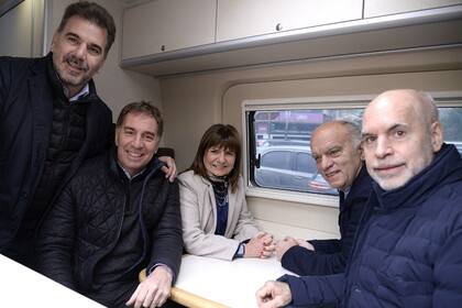 Ritondo, Santilli, Bullrich, Grindetti y Larreta, en el motorhome de la candidata