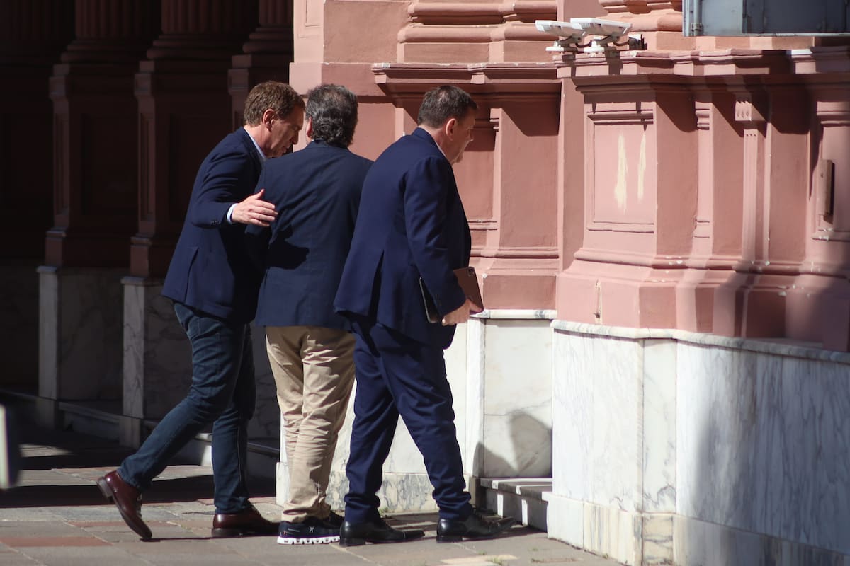 Ritondo, Santilli y Montenegro ingresan a la Casa Rosada para la reunión con Karina Milei y Sebastián Pareja tras la derrota electoral en la provincia de Buenos Aires