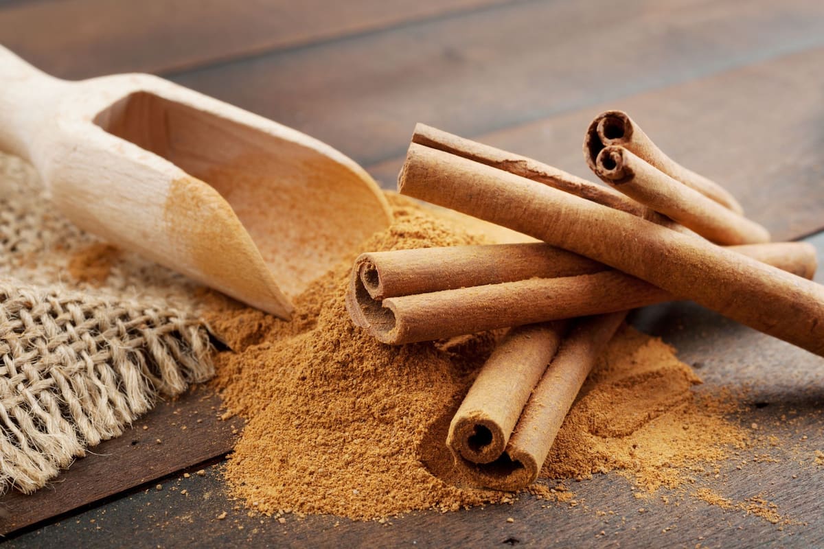 Rituales con canela para atraer trabajo y dinero este 1° de mayo