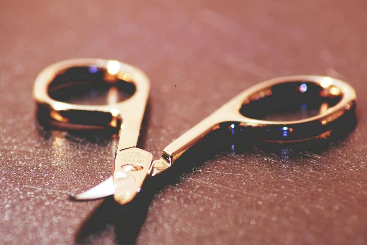 Rituales: el motivo por el que hay que colocar las tijeras en cruz debajo de la cama