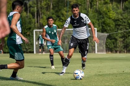 Rival de Gimnasia y Esgrima de Mendoza en la final por el ascenso, el goleador Bryan Ferreira se sumó desde Deportivo Madryn al Lobo