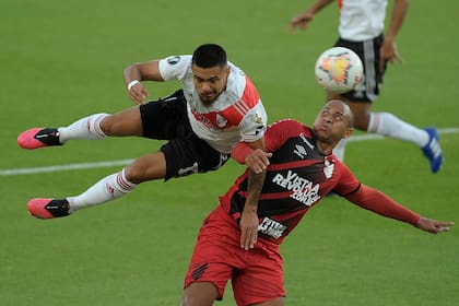 Una acrobacia de Paulo Díaz sobre el cuerpo de Walter.