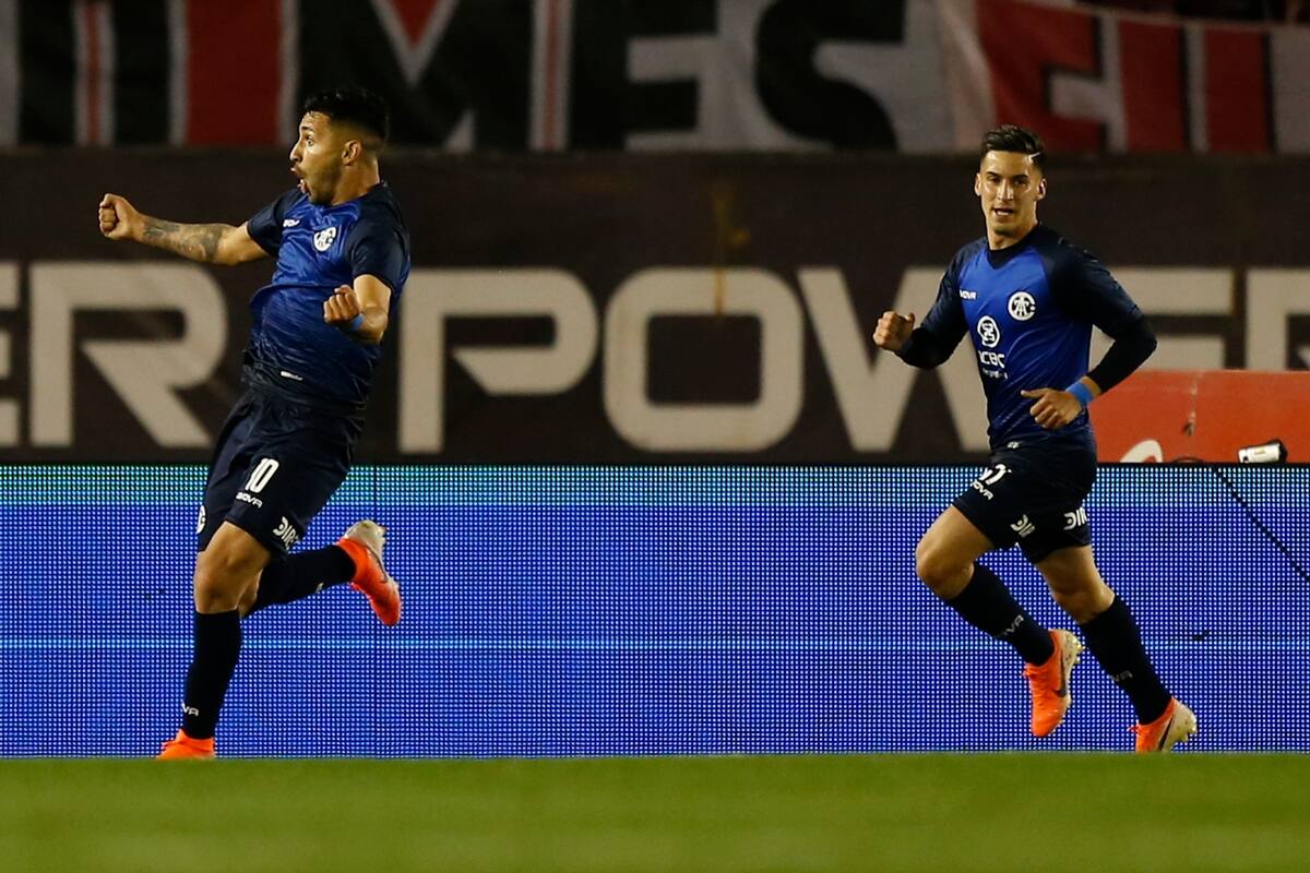 River cae ante Talleres en Nuñez con gol de Bustos