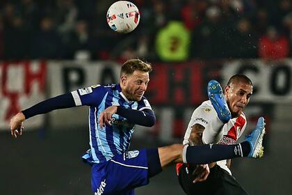 River chocó con Atlético Tucumán y Menéndez luchó con Maidana