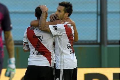 Ganó 3-0, sumó su sexto triunfo al hilo en la Superliga y no pierde la esperanza de clasificar a la Libertadores; Palacios y Zuculini sumaron puntos; Armani y Mora reconfirmaron sus momentos