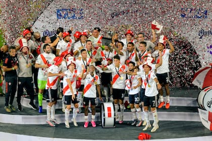 River festeja la obtención de la Supercopa ante Racing en Santiago, en marzo