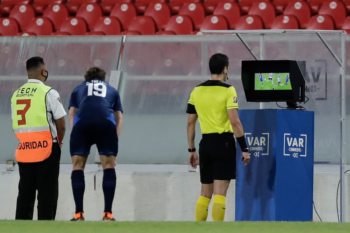 River-Nacional tuvo cuatro jugadas de VAR: una fue mal sancionada y las otras tres fueron correctas
