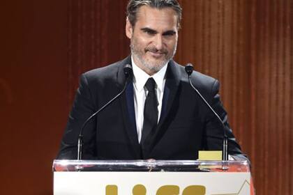 Joaquin Phoenix dijo al recoger un premio de cine en Toronto que está "en deuda" con su hermano