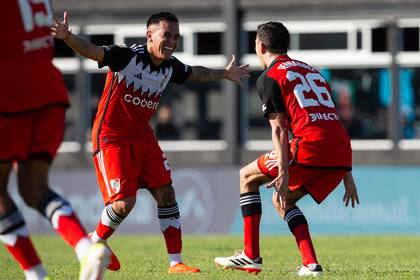 River Plate no tuvo dificultades para vencer al cuestionado y ascendido Deportivo Riestra: ganó 3 a 0 y es el líder de la zona A