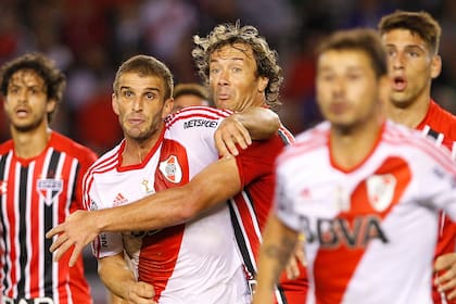 Con la camiseta de San Pablo, contra River y en el Monumental, Lugano marca a su compatriota Diego Alonso; recibió propuestas de cuatro clubes grandes para jugar en nuestro país