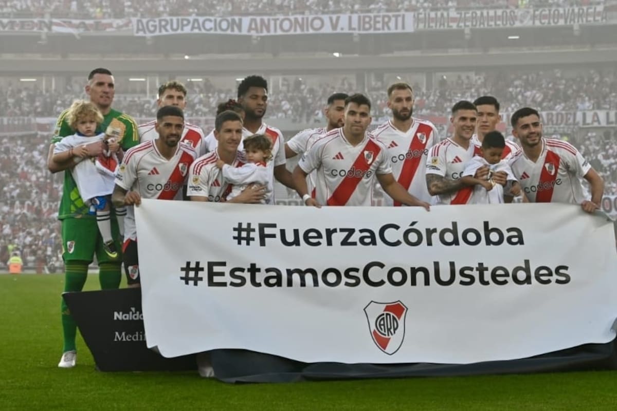 River posó con un cartel vinculado a los incendios en Córdoba, a raíz de una campaña solidaria que organiza Red Solidaria