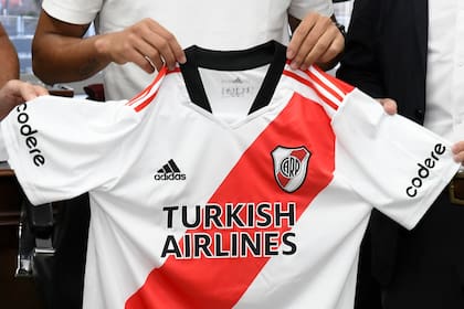 River tiene una muy buena gestión de sponsors y continúa acumulando ganancias a partir de la camiseta, un gran respaldo económico