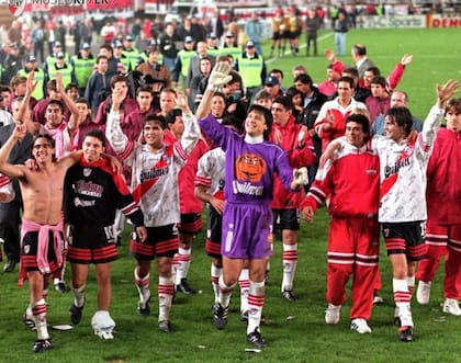 River tricampeón en 1997; Germán Burgos y el Bulldog diseñado por Oscar Tubío se lucen en la primera fila de la vuelta olímpica