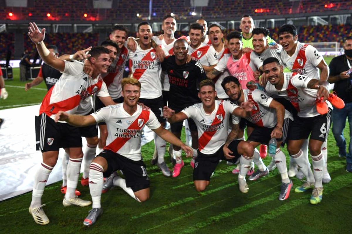 River, último ganador de la Supercopa Argentina; correspondió a la edición 2019, pero se jugó en marzo de este año, sin público, en el estadio Madre de Ciudades de Santiago del Estero; el equipo millonario batió 5-0 a Racing.