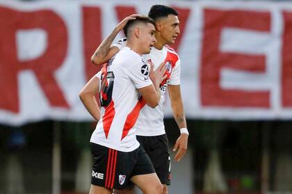 Rafael Santos Borré, autor del primer gol de River, festeja con Matías Suárez
