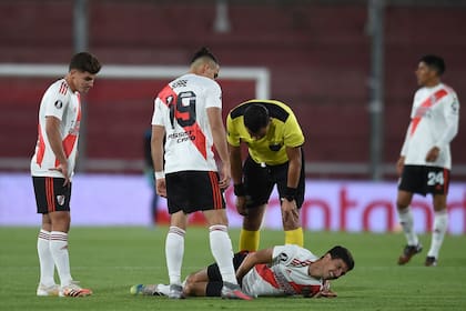 Nacho Fernández sufrió una dolorosa lesión en su rodilla derecha cuando se jugaban apenas 5 minutos