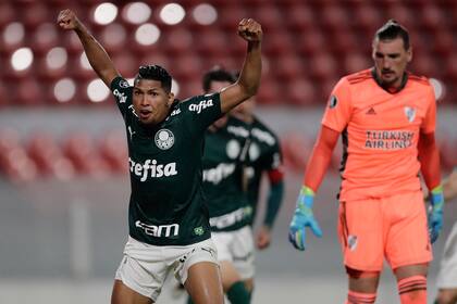Rony celebra su gol, el primero de Palmeiras.
