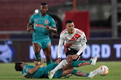 El ecuatoriano Pedro Pablo Perlaza (de fondo), de Liga Universitaria, se enfrentó con River en la zona de grupos de la Copa Libertadores; sería uno de los apuntados para arribar al plantel xeneize.