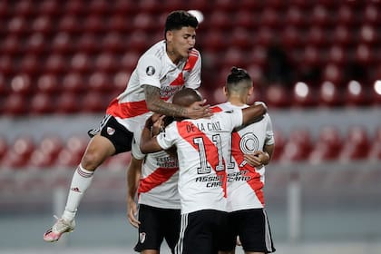 Todos abrazan a Montiel que cambió por gol uno de los penales que River tuvo en la noche de Avellaneda