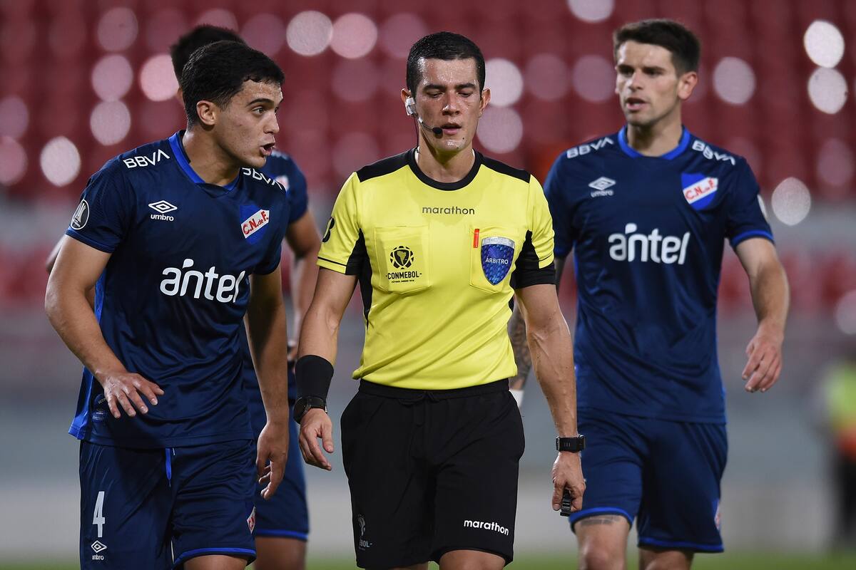 River vs Nacional. Árbitro del partido, el colombiano Andrés Rojas