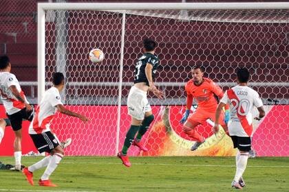 El cabezazo de Viña, el tercer gol de Palmeiras.