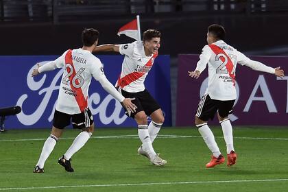 River y un triunfo memorable ante Santa Fe, con suplentes, juveniles y un volante (EnNzo Pérez) "reconvertido" en arquero; festejan Julián Álvarez, autor del segundo gol, con Paradela y Fontana