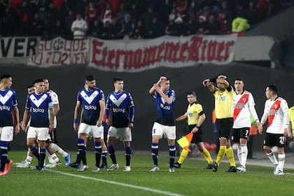 River y Vélez protestan al árbitro Roberto Tobar, que a pesar del extenso cabildeo, cobró correctamente según la letra del reglamento, que en ese caso no contempla intención: mano de Matías Suárez y anulación del gol.
