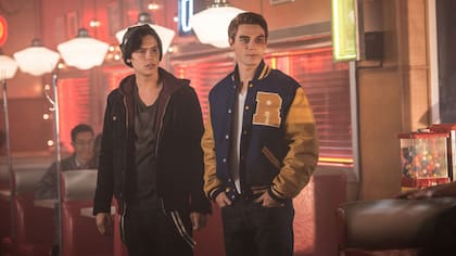KJ Apa reconoció que Cole Sprouse, su compañero de elenco, lo ayuda mucho a lidiar con la fama